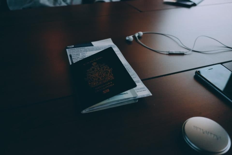 Pasaporte y boleto sobre un escritorio antes de un viaje