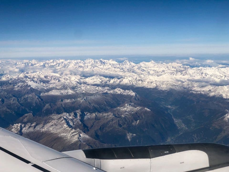 Montañas nevadas vistas desde la ventanilla de un avión